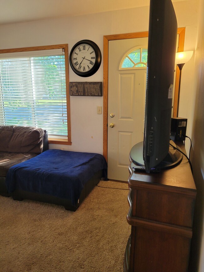 Building Photo - 402 14th St N