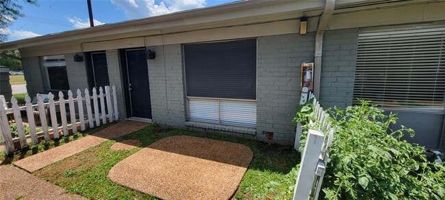 Building Photo - Fully Remodeled unit
