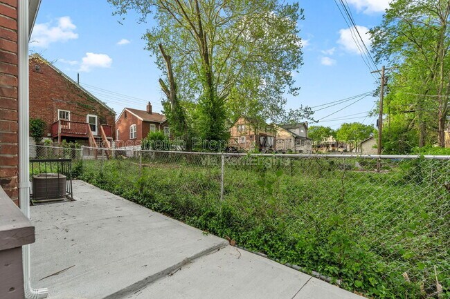 Foto del edificio - 7135 Woodrow Ave