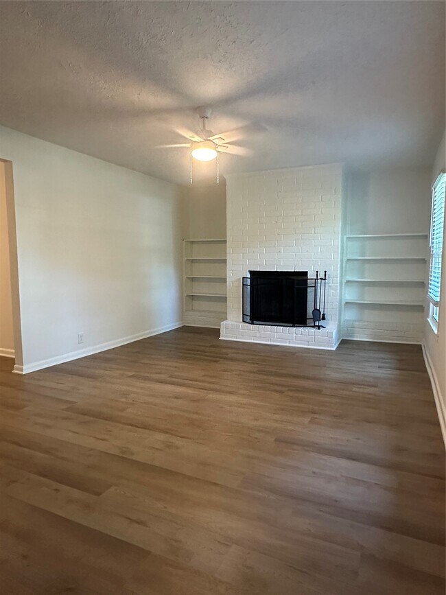 Foto del edificio - 219 Glencroft Ct