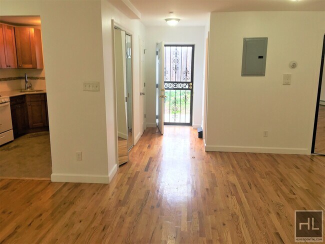 Foto del edificio - 867 E 95th St