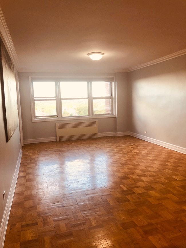 spacious living room - 69-45 108th St