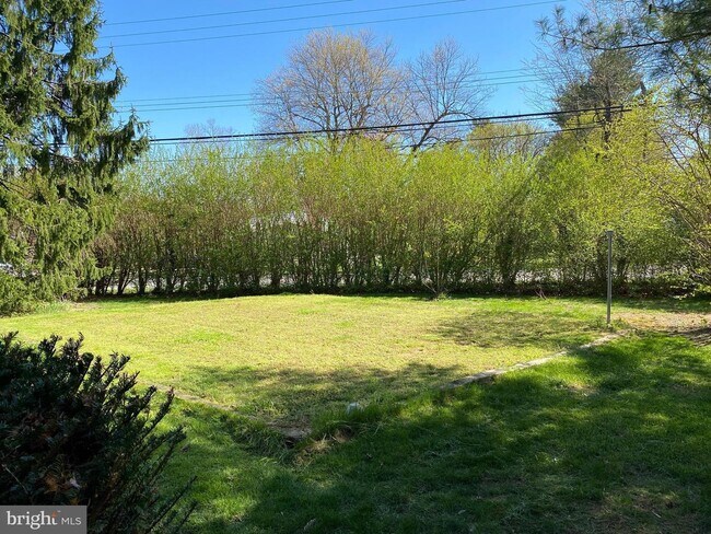 Building Photo - 1300 Green Tree Ln