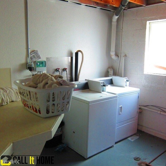Building Photo - 1402 W 200 S