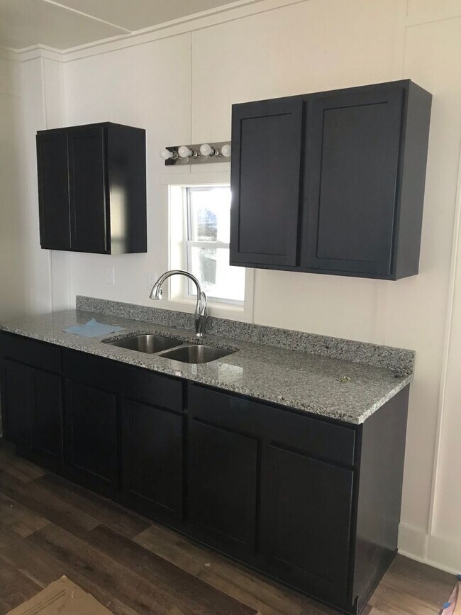Foto del edificio - 3 BR 1 1/2 Bath 2 Story Available Now!
