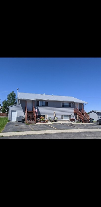 Primary Photo - 501 1/2 S Circle Dr