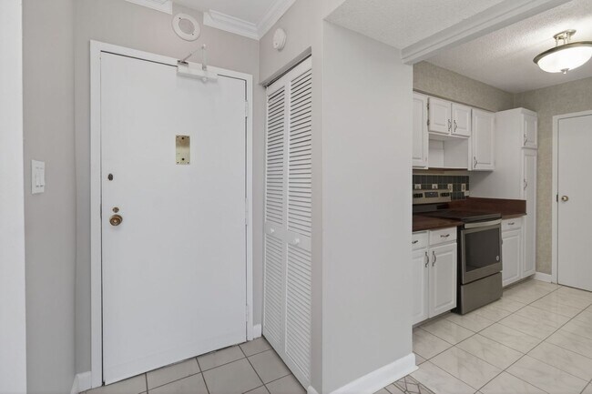 Building Photo - Stunning Condo With Bay Views!