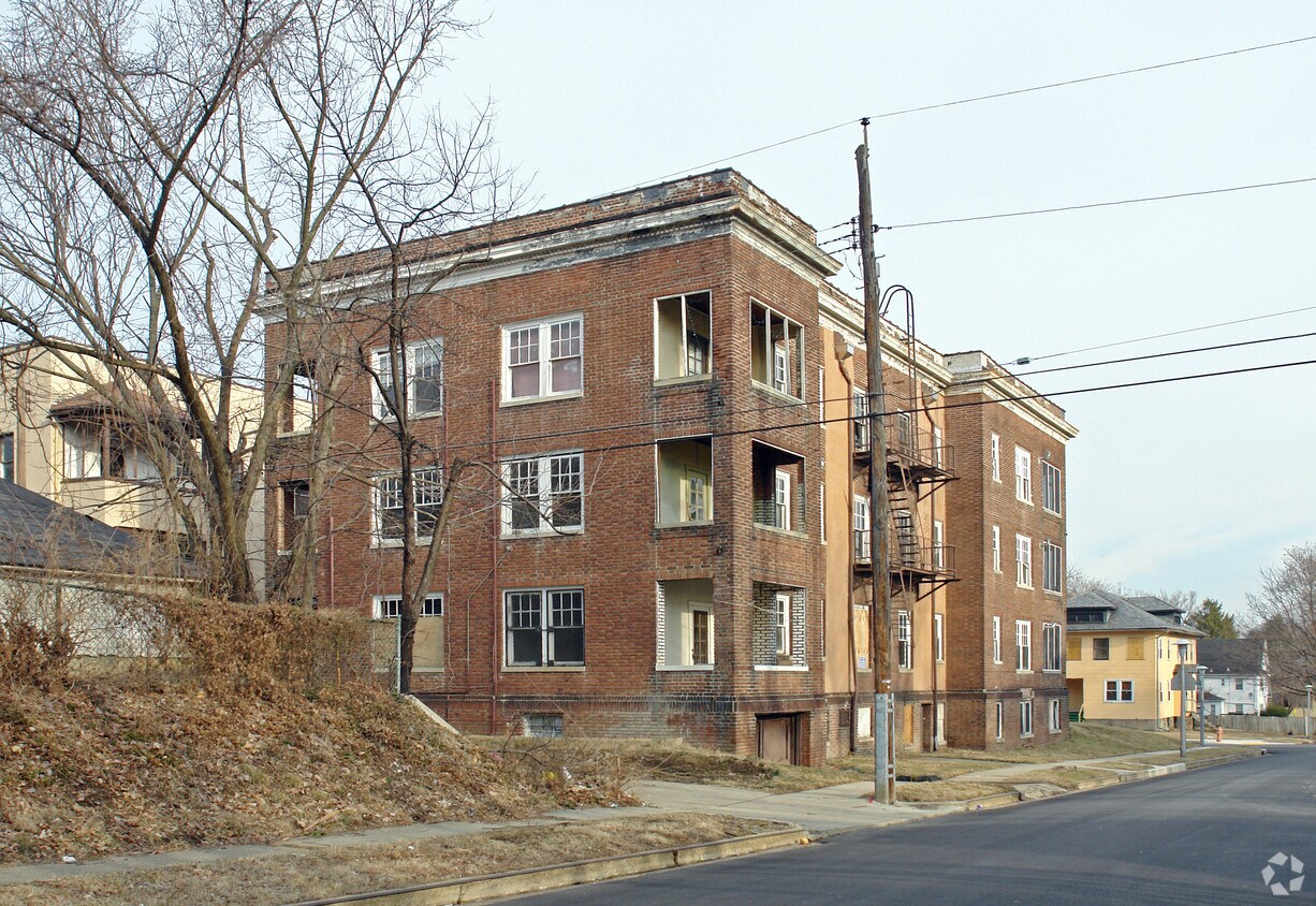 Building Photo - 3401 Fairview Ave