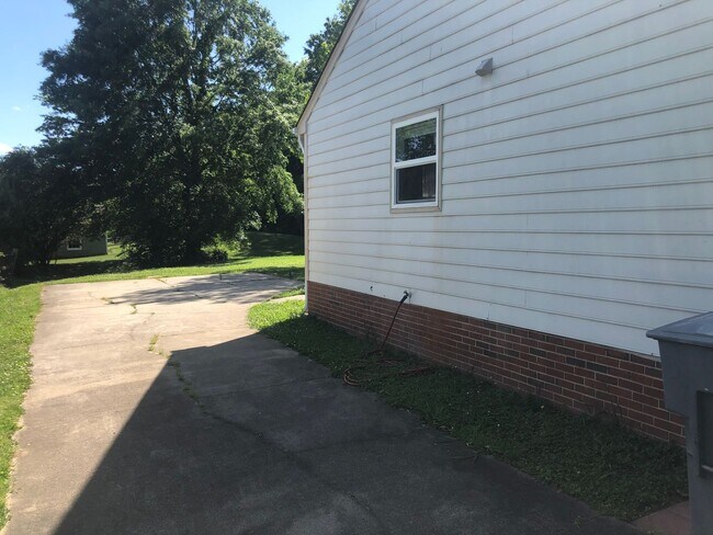 Building Photo - Wonderfully updated 3 bedroom 2 bath ranch...