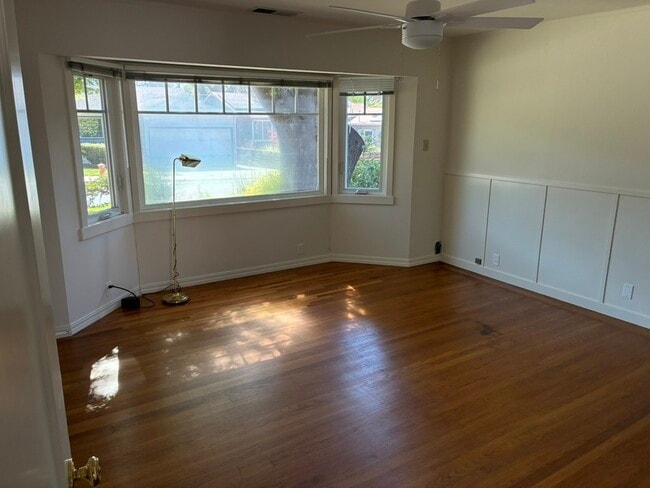 Foto del edificio - 221 Brookside Dr