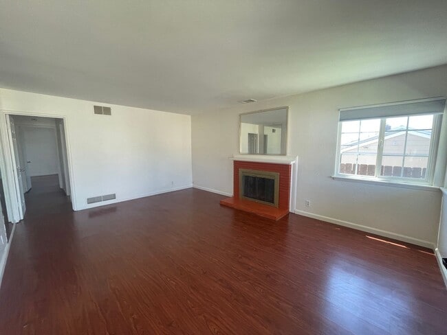 Building Photo - Beautiful & Spacious 4 Bedroom / 2 Bathroo...