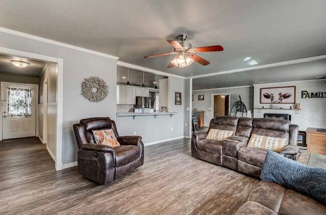 Building Photo - 1001 N Skyline St