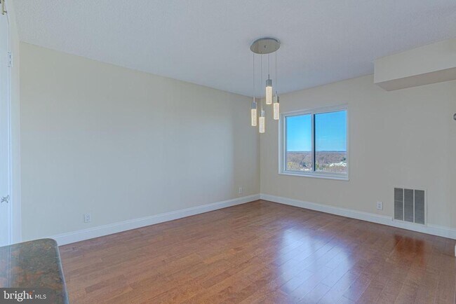 Foto del edificio - 8380 Greensboro Dr