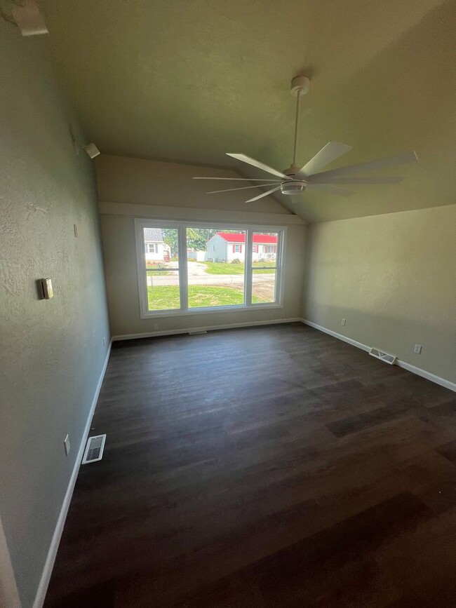 Building Photo - Remodeled 1 Bedroom Millcreek House