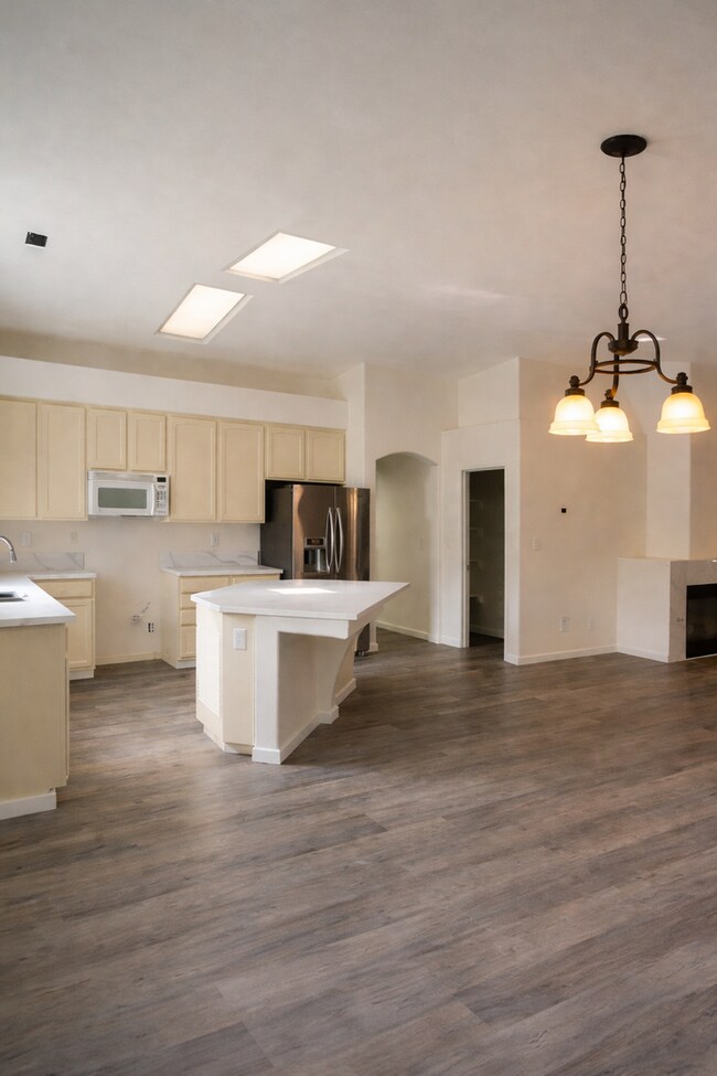 Foto del edificio - Available Now