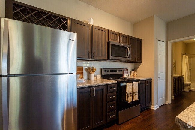 1BD, 1BR - 770 SF - Kitchen - The Outlook at Greystone Apartment Homes