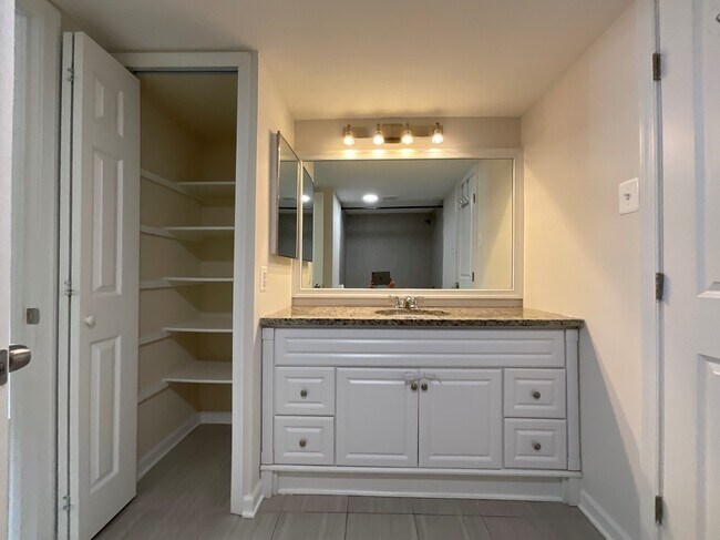 Building Photo - 3059 Hawthorne Dr NE