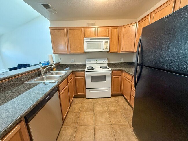 Foto del edificio - Bright & Furnished 2-Bedroom, 2-Bath Condo with Poolside Views