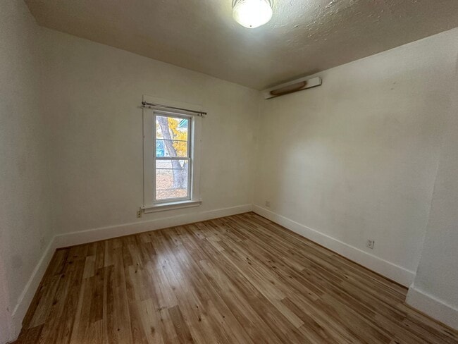 Building Photo - 1102 E 14th St