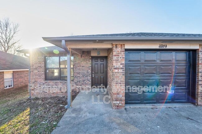 Building Photo - 5702 Sara St