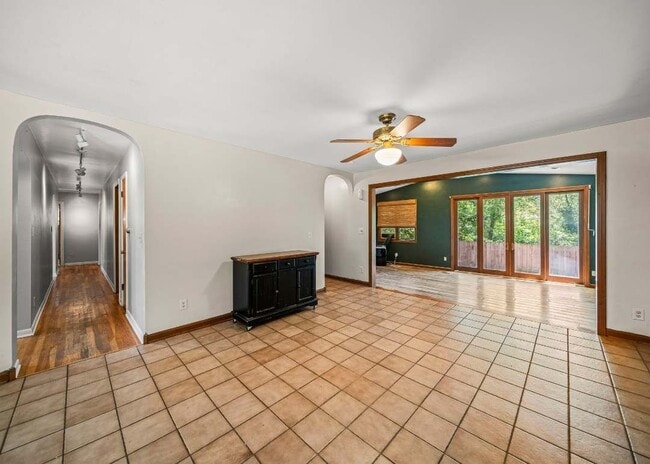 Foto del edificio - 341 E Lakeview Blvd