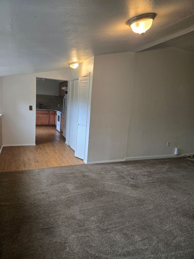 Foto del edificio - 300 Cherry Ave