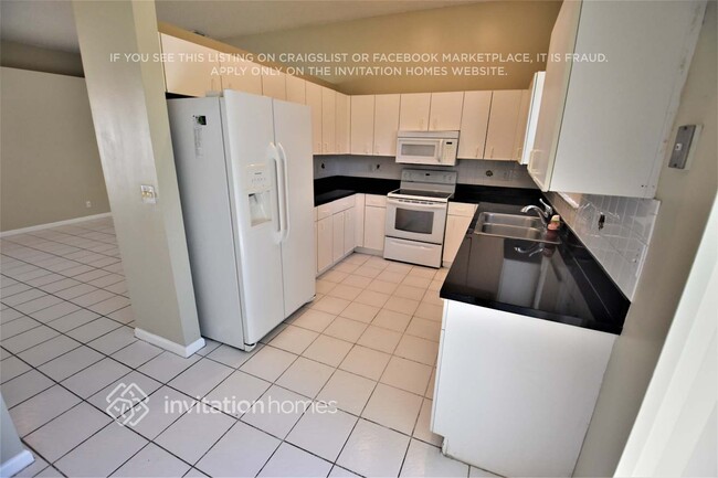 Foto del edificio - 18351 NW 8th St