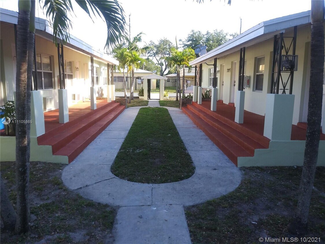 Foto principal - 700 NE 85th St