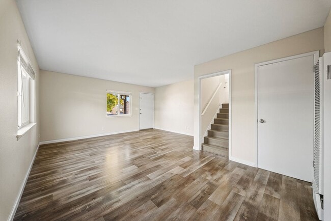 Foto del edificio - Bright & Beautiful 2BR Apartment Near Plea...