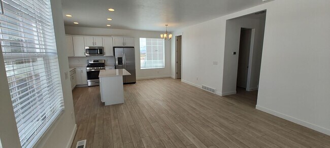 Building Photo - GET $500 OFF THE FIRST MONTHS RENT!!!!