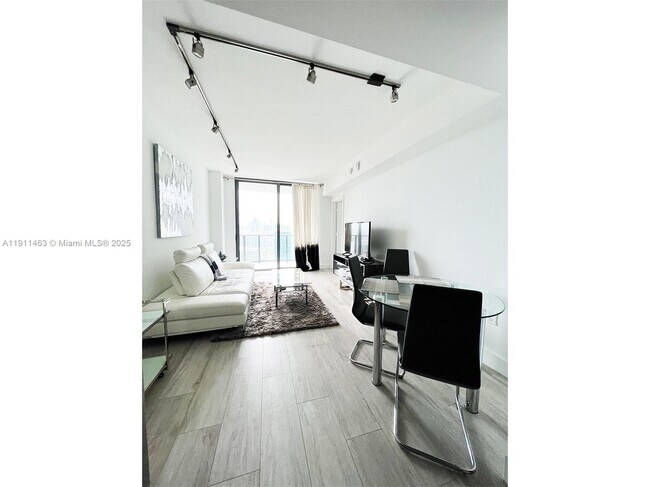 Foto del edificio - 121 NE 34th St