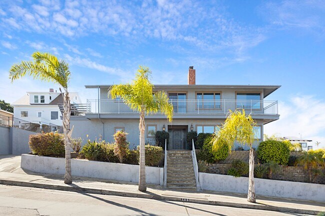 Foto del edificio - Timeless 4BR/2BA Corner-Lot Home, Perched on the Hills of Ocean Beach. Sweeping Ocean Views
