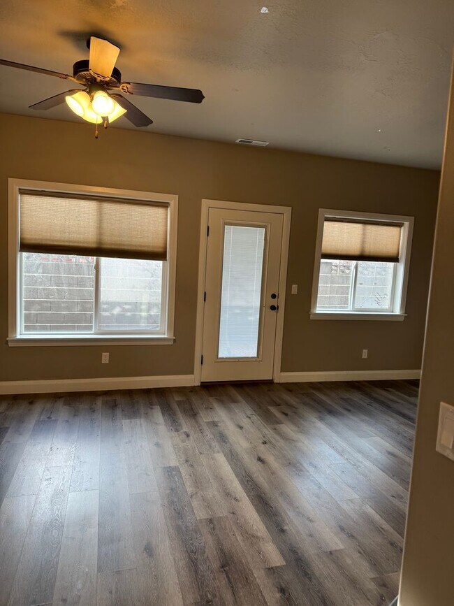 Foto del edificio - Nice 3 bedroom 2.5 bathroom townhome.