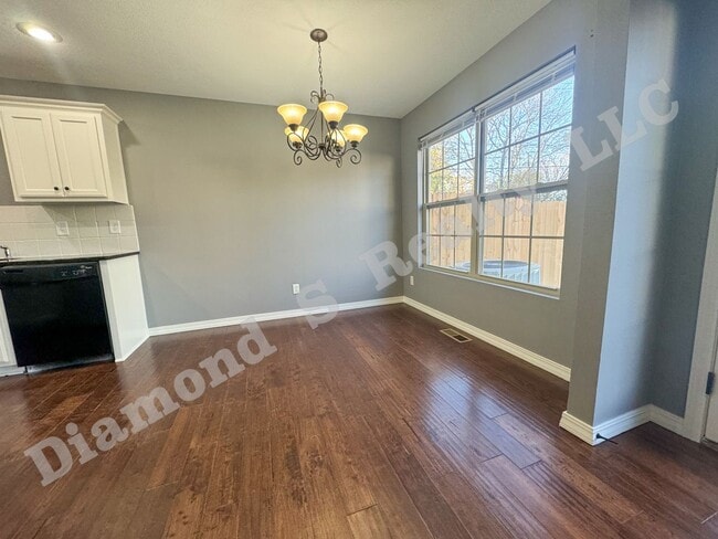 Building Photo - Updated 4 Bed Duplex close to MSU and Down...
