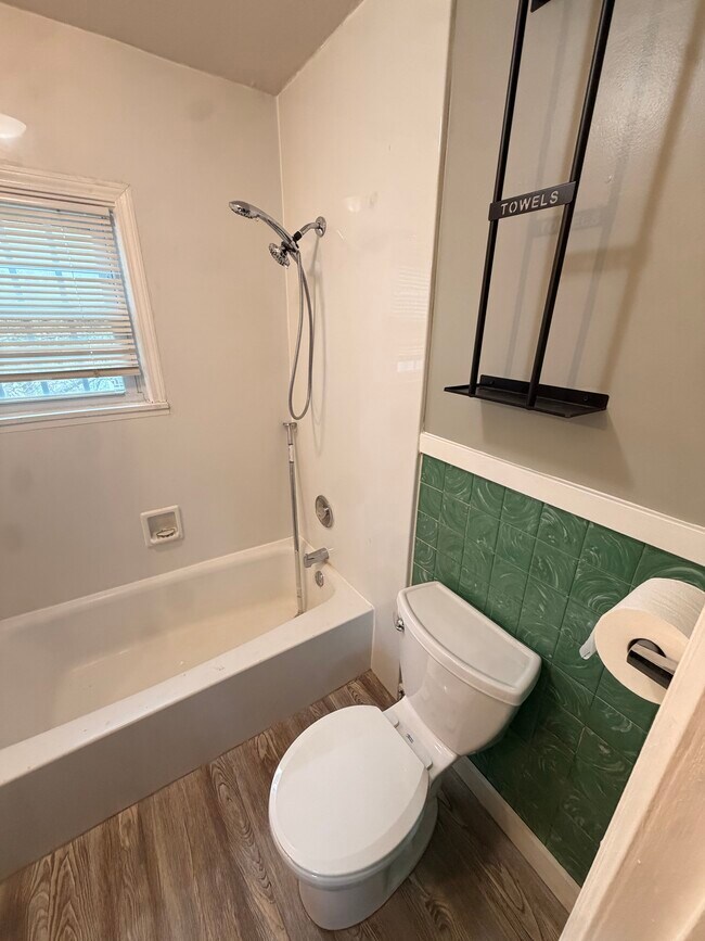 Baño - 317 E Chart St