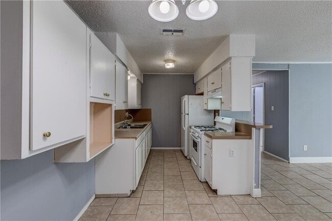 Building Photo - 1006 Fiesta St