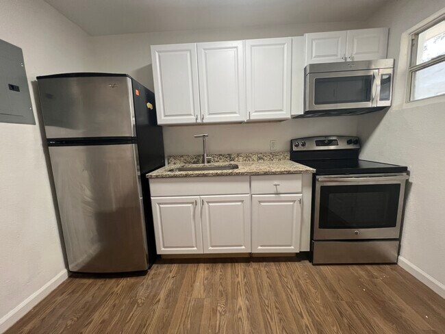 Building Photo - 611 Ave S NE