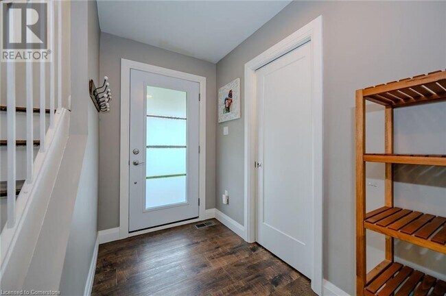 Building Photo - 260 Linwood Crescent