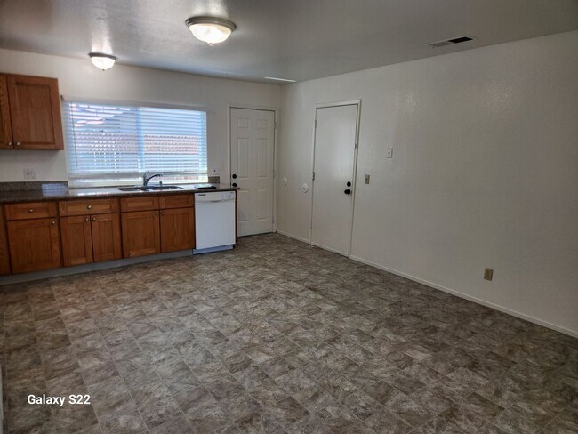 Foto del edificio - Bright and Cheery 4 bedroom, 2 bathroom ho...