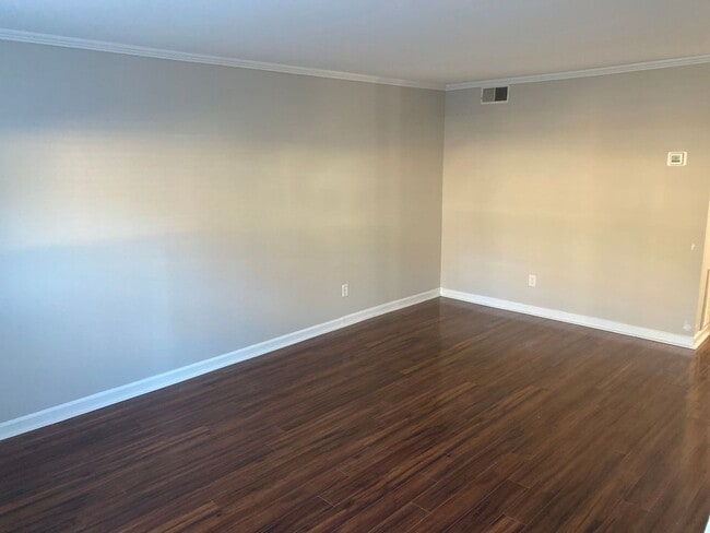 Building Photo - Charming townhome located in the vibrant c...
