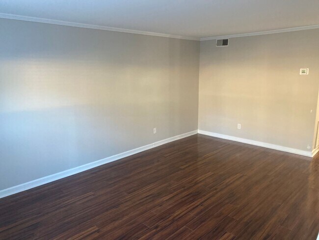Foto del edificio - Charming townhome located in the vibrant c...