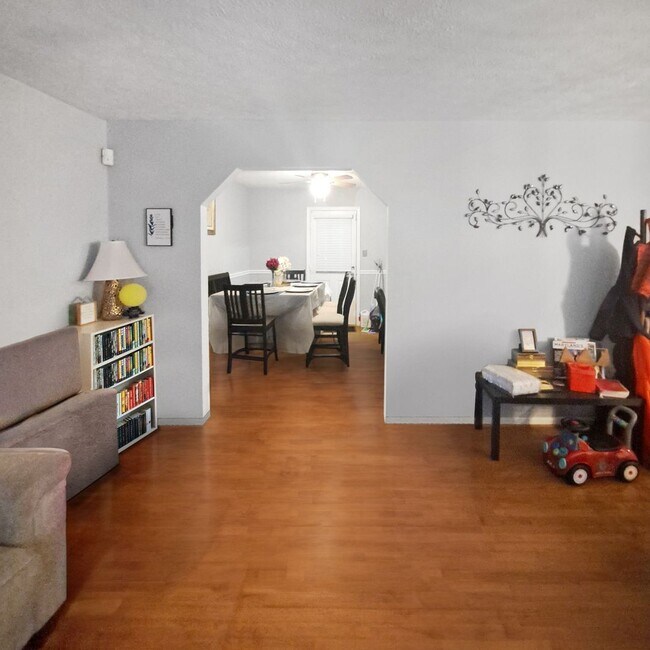Building Photo - Attractive 4 Bedroom/3 Bath SFH in Clinton...