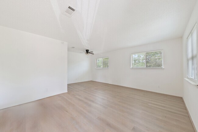 Foto del edificio - 700 Lyle W Ave