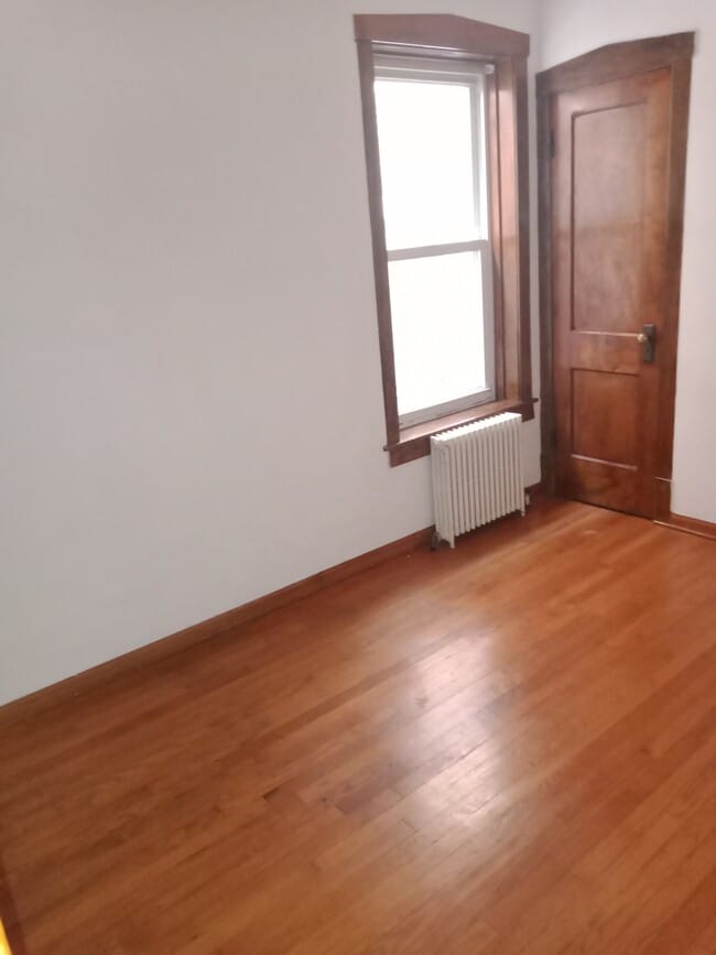 Dormitorio - 5902 W Wilson Ave