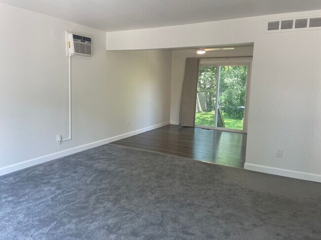 Building Photo - 3 bedroom 2 bath, fresh paint and carpet
