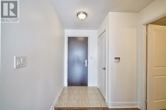 Photo du bâtiment - 60 Absolute Ave