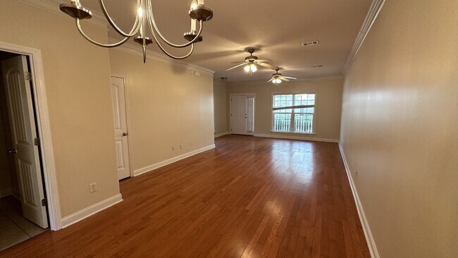 Building Photo - Town House For Rent