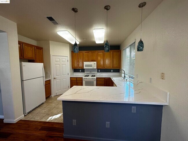 Building Photo - 575 Quindell Way