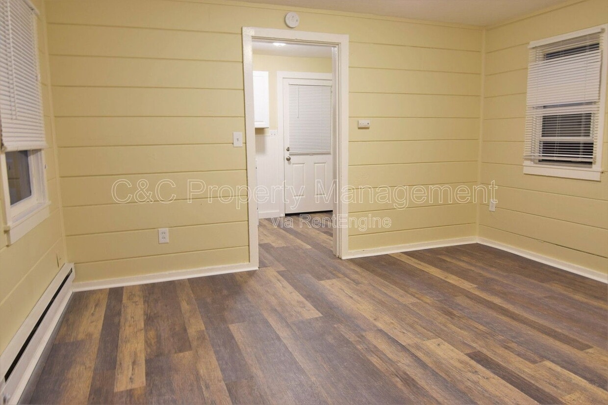 Building Photo - 1533 Noche Buena St