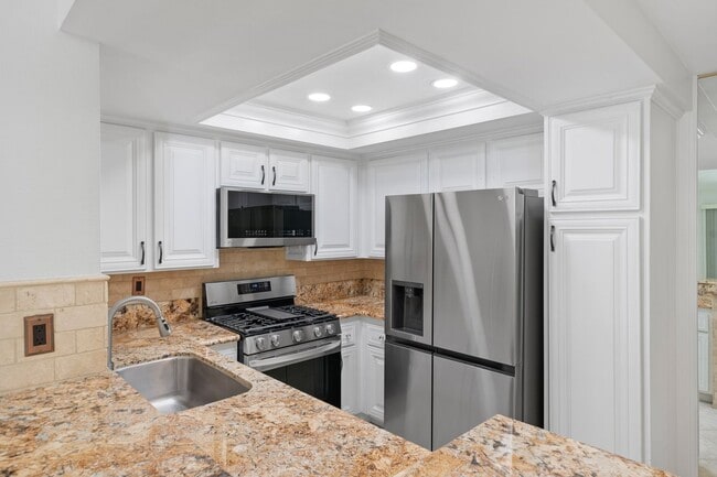 Building Photo - Highly Desirable 2 Bedroom, 2 Bath Second ...